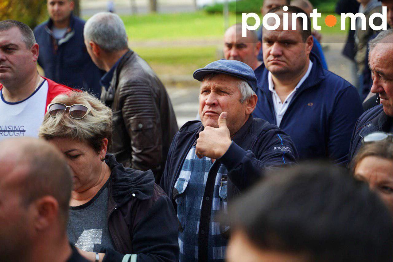 Транспортники перед зданием правительства требуют, чтобы к ним пришел Брынзан
