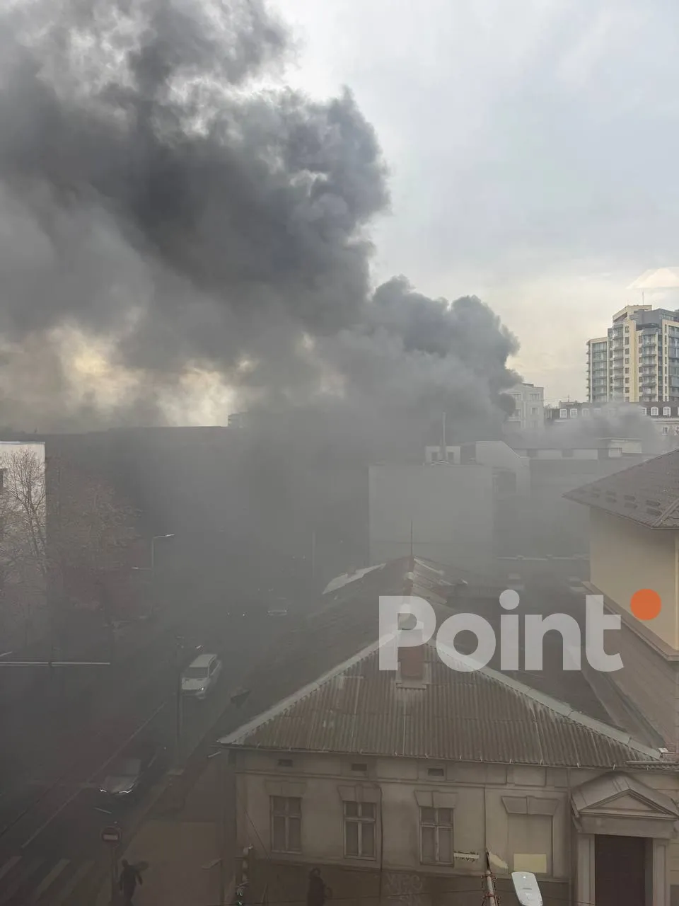 Incendiu puternic în centrul Capitalei: Acoperișul unui restaurant a luat foc