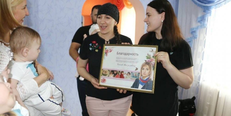 Ирина Влах расписалась на спинах младенцев
