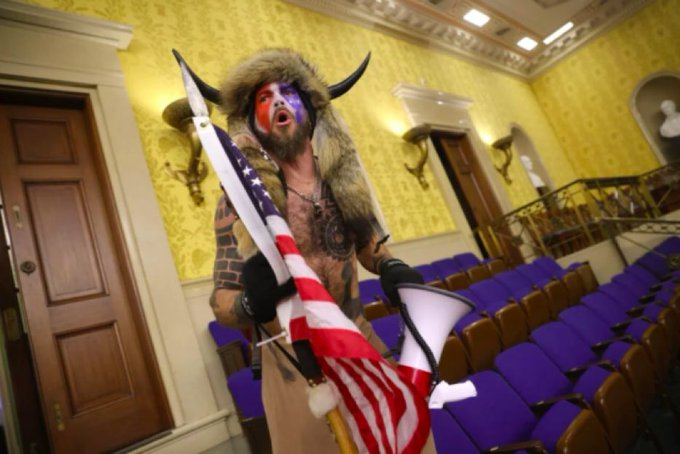В США арестовали участников штурма Капитолия, в том числе «шамана» QAnon