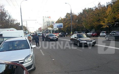 Машина с правительственными номерами сбила женщину с ребенком на руках