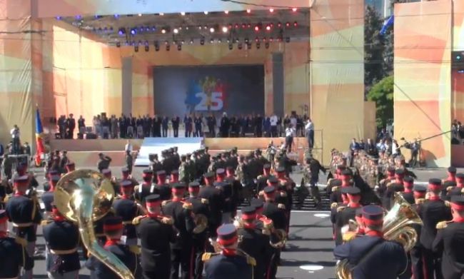 В столице на главной площади прошел военный парад