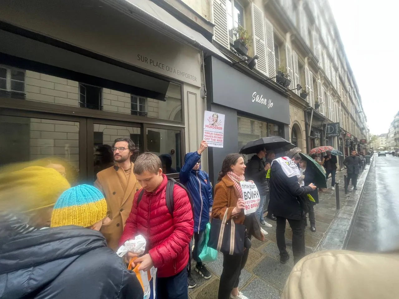 В Париже устроили акцию протеста возле дома предполагаемой жены замминистра обороны РФ