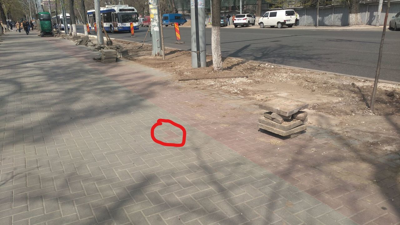 В центре Кишинева странно выкладывают плитку