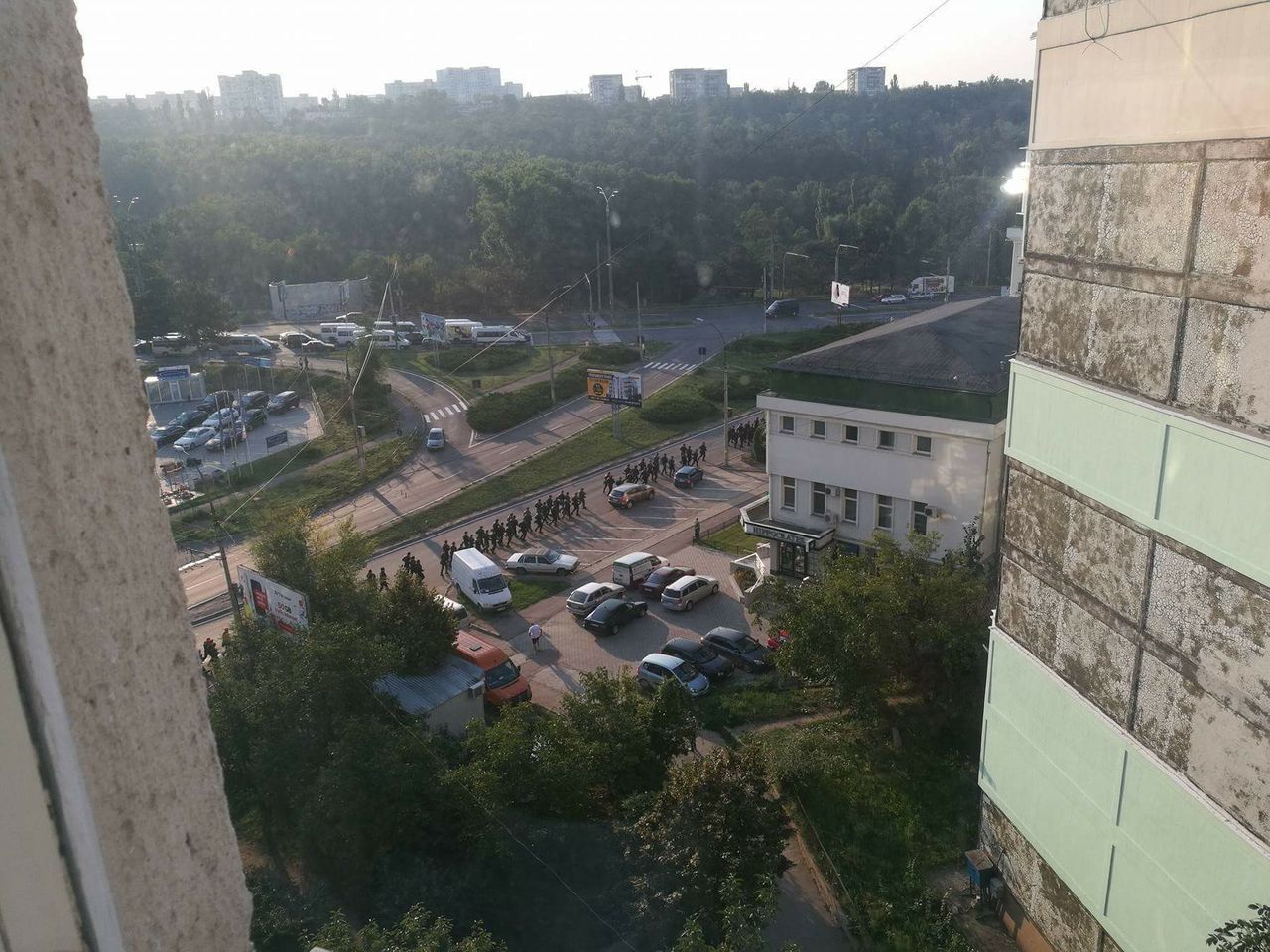 Locuitorii de la Poșta Veche și Rîșcani, treziți de împușcături și explozii. Ce căutau sutele de carabinieri pe străzi