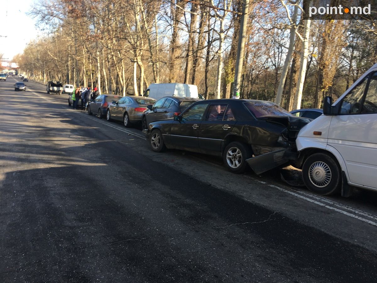 Accident în lanț la Buiucani cu cinci mașini avariate