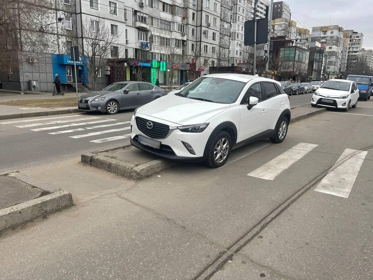 В столице водитель припарковался прямо на пешеходном переходе
