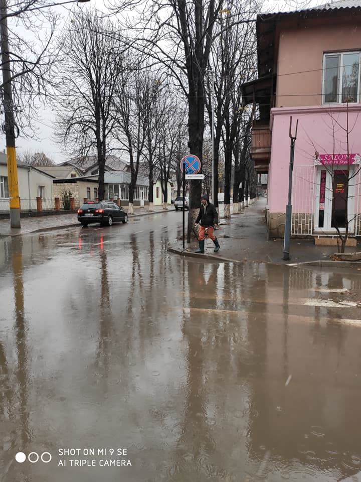 В Сороках мужчина устроил рыбалку посреди дороги