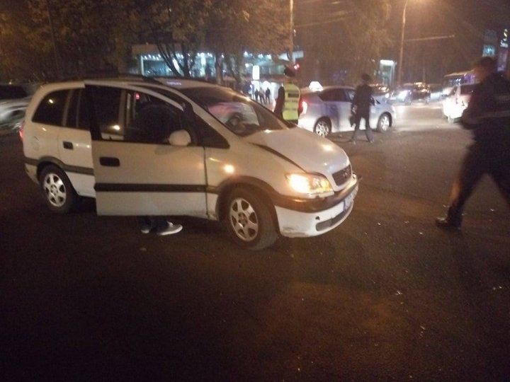 Maşină a Poliţiei, răsturnată pe o trecere de pietoni din Capitală