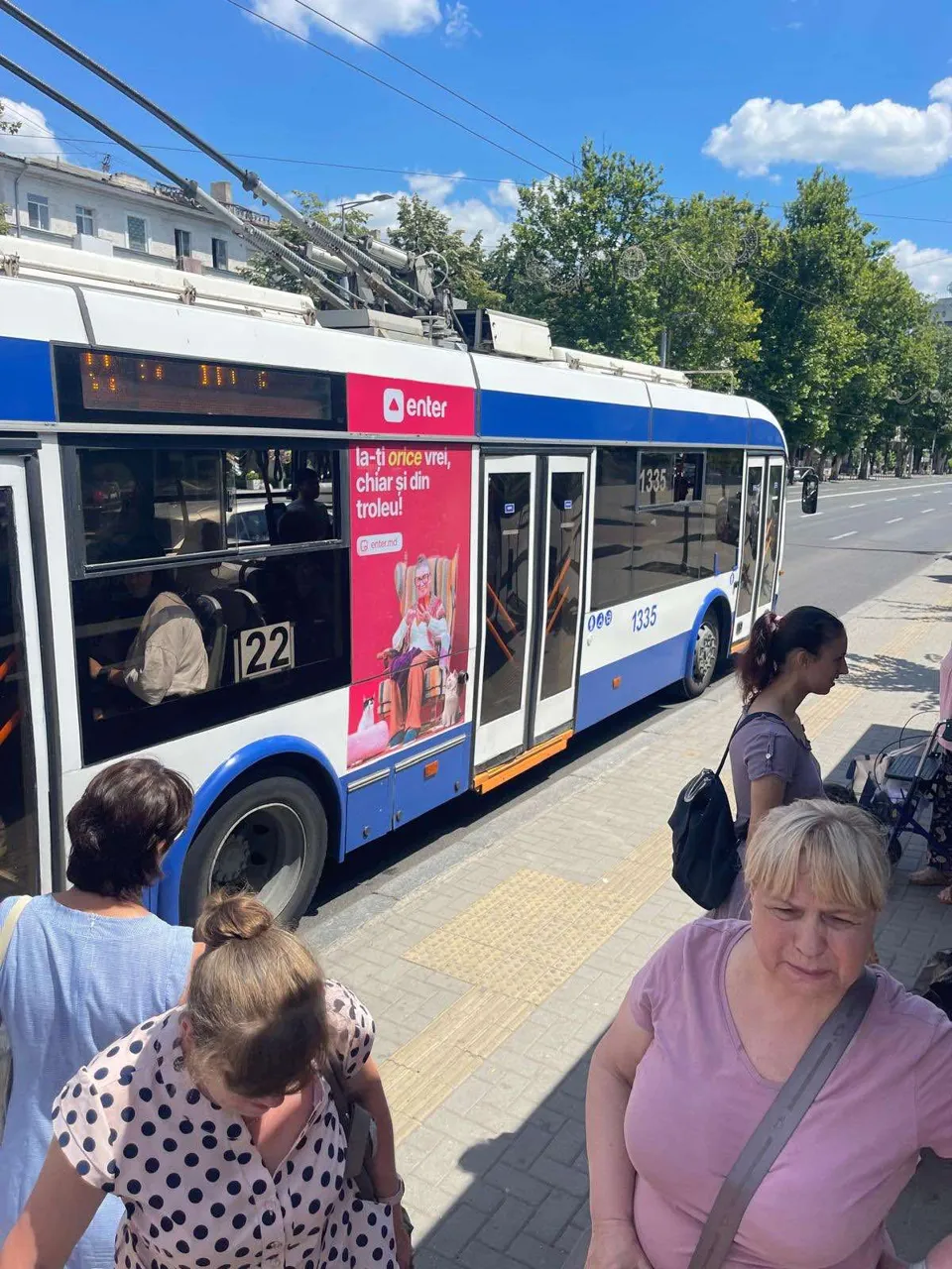 TMG Moldova объявляет неделю супер-скидок на рекламу в троллейбусах: Черная пятница с 12 по 21 ноября