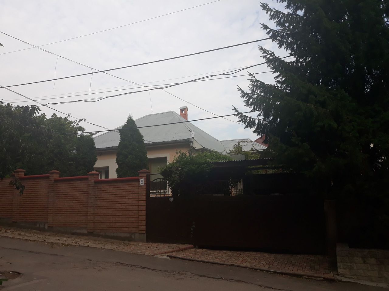 Задержанный главврач РЦМД, у которого в сейфах нашли миллионы, живет в скромном доме