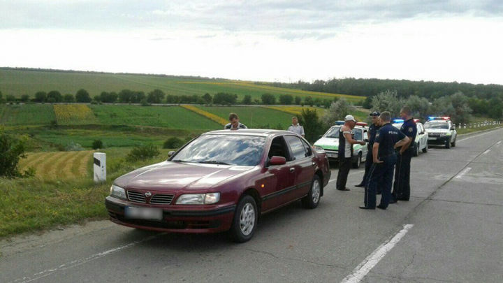 Полиция задержала двух мужчин по подозрению в избиении человека и краже его автомобиля