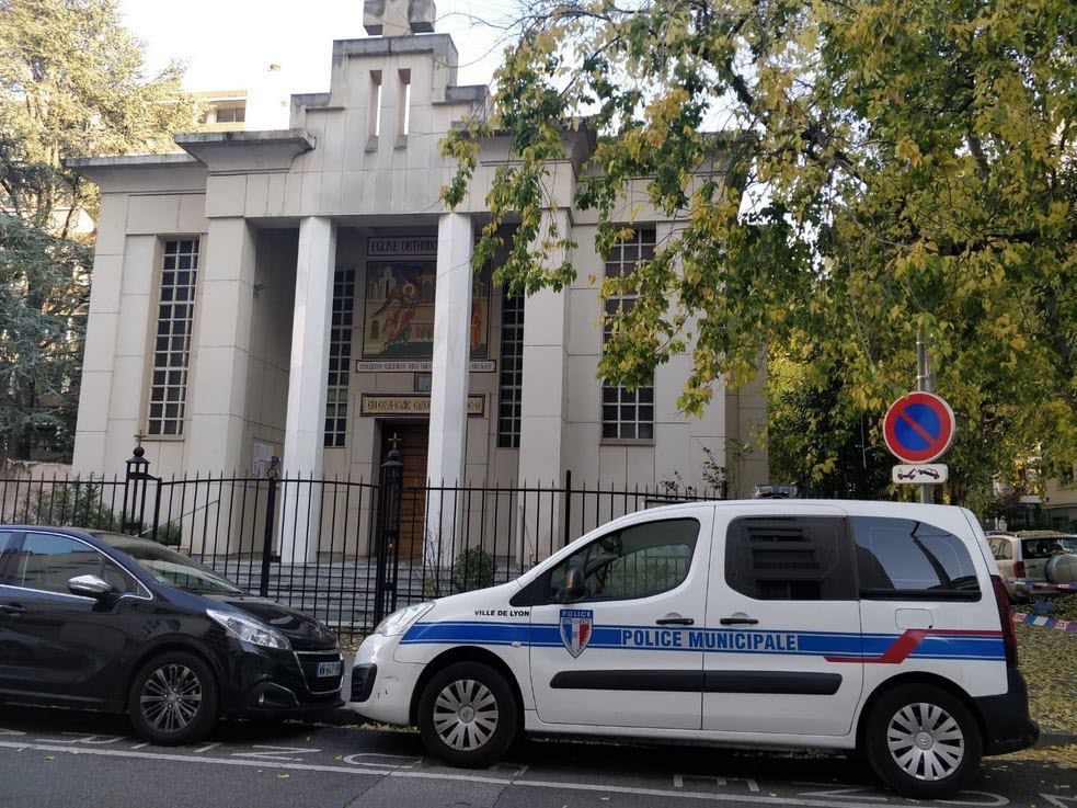 Во французском Лионе ранили православного священника