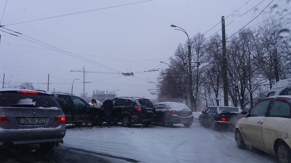 Carambol în sectorul Râşcani. S-au ciocnit trei maşini
