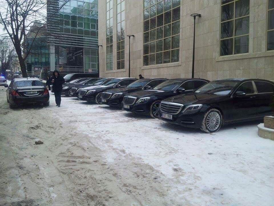 Privelişte unică în Chișinău! O coloană din 11 Mercedesuri S-Class, pe străzile capitalei