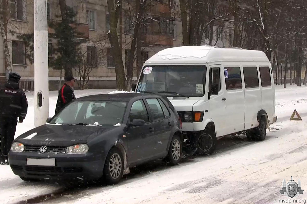 В Тирасполе микроавтобус въехал в легковушку, пропускавшую пешеходов