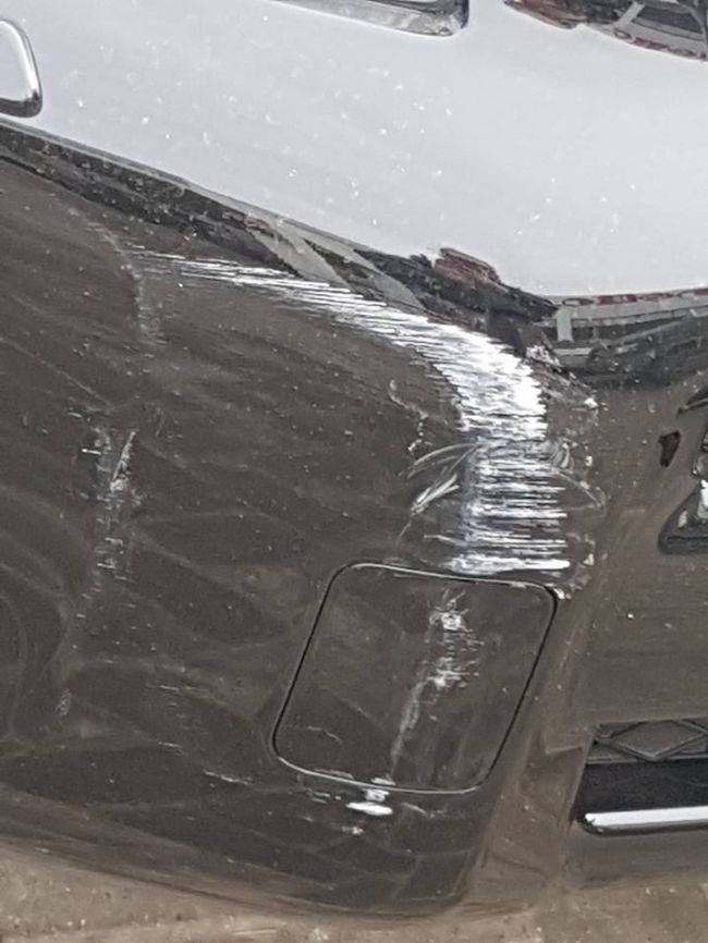 Şi-a parcat maşina, iar cand a iesit din magazin automobilul era lovit