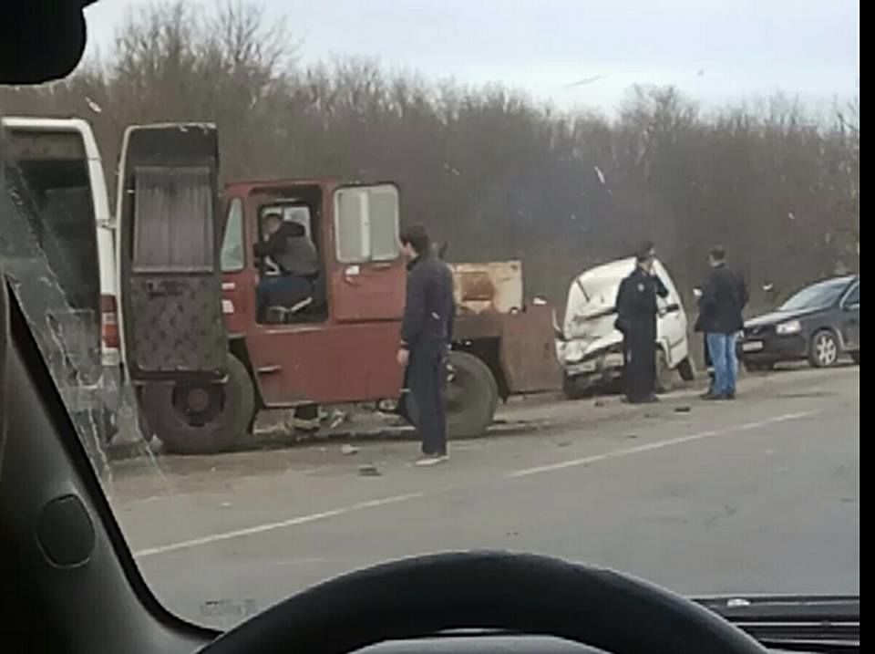 В результате столкновения Volkswagen и рейсового микроавтобуса на трассе Новые Анены-Кишинев погиб человек