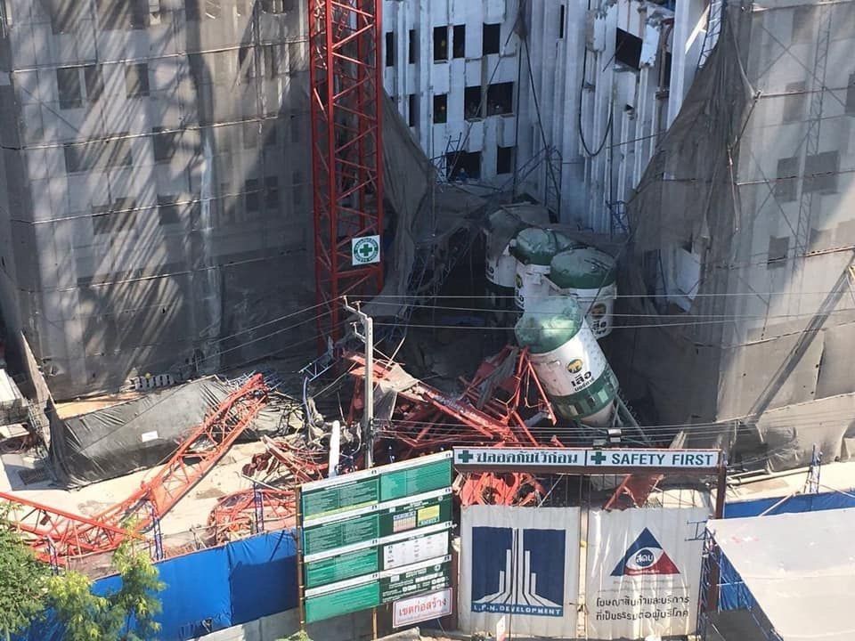 В Китае пять человек погибли из-за обрушения крана на строящемся мосту
