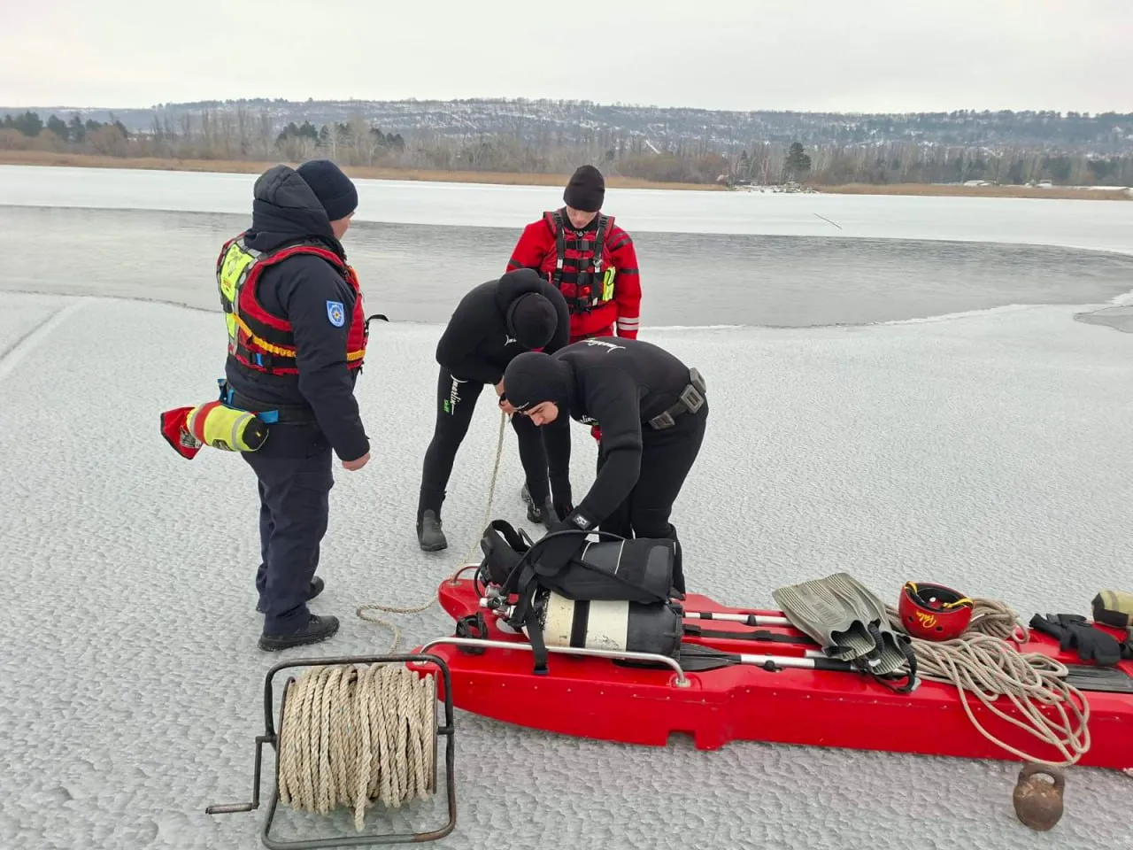O mașină s-a prăbușit sub gheață în lacul Ghidighici: A fost observată de o dronă