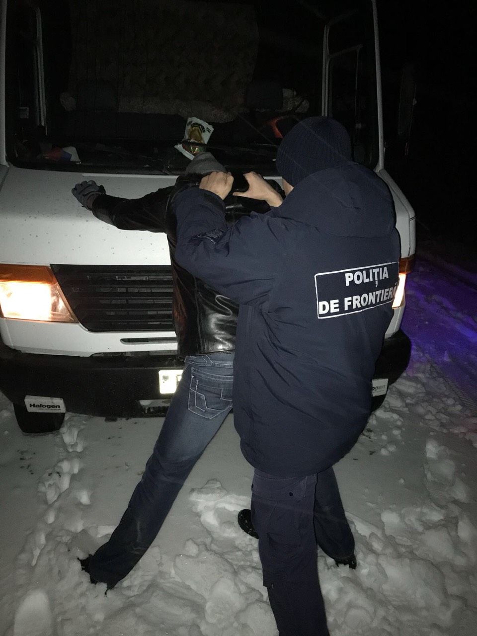 O tonă de alcool, transportată ilegal la frontiera moldo-ucraineană