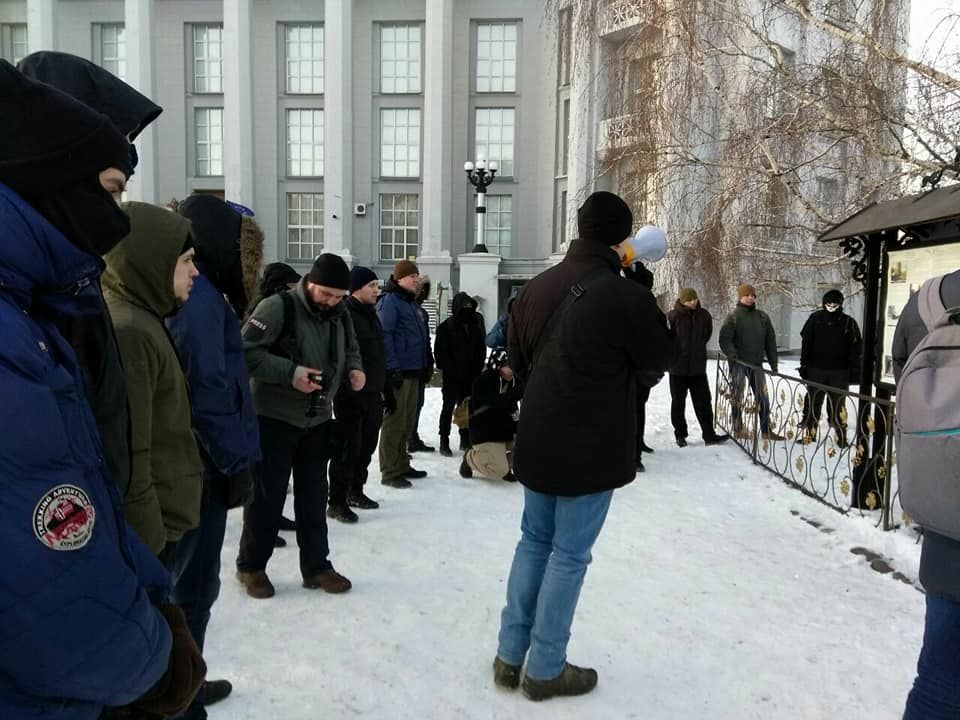 В Киеве радикалы спилили информационный стенд часовни УПЦ МП
