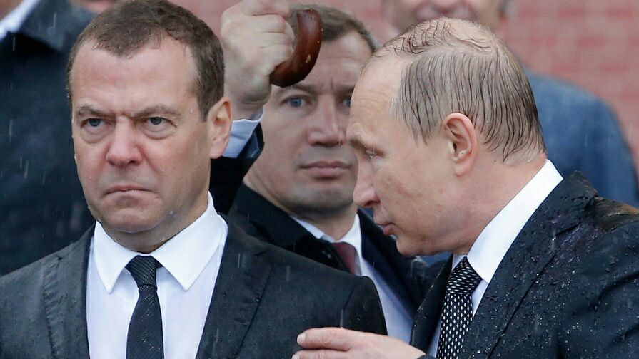 Putin, ud leoarcă la o ceremonie de la Moscova. Cum apare lângă Medvedev