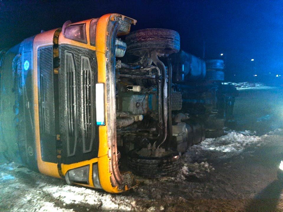 В Румынии пожарный отдал свои ботинки водителю, попавшему в аварию
