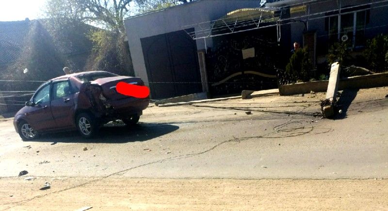 В Чадыр-Лунге автомобиль снес два электрических столба