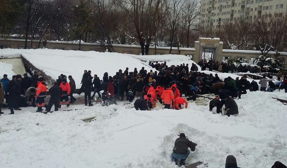 В Стамбуле под тяжестью снега обрушилась крыша мечети