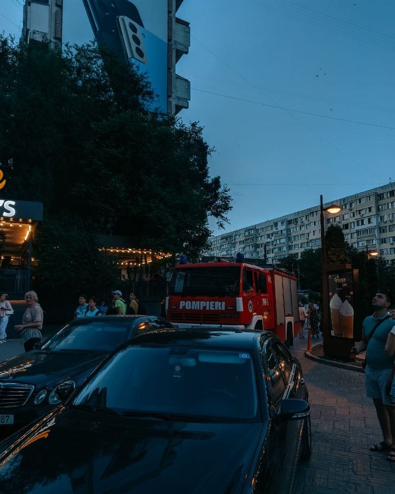 В столице бригада пожарных спасала маленького котенка