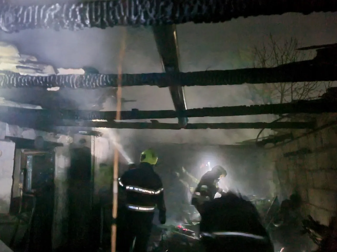 Pompierii au scos opt butelii de gaz dintr-o casă în flăcări și au salvat o familie la Cantemir