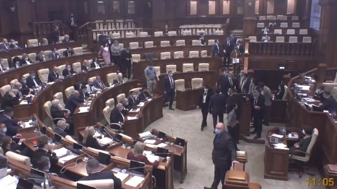 Платформа DA заблокировала трибуну парламента: Мы должны остановить беспредел