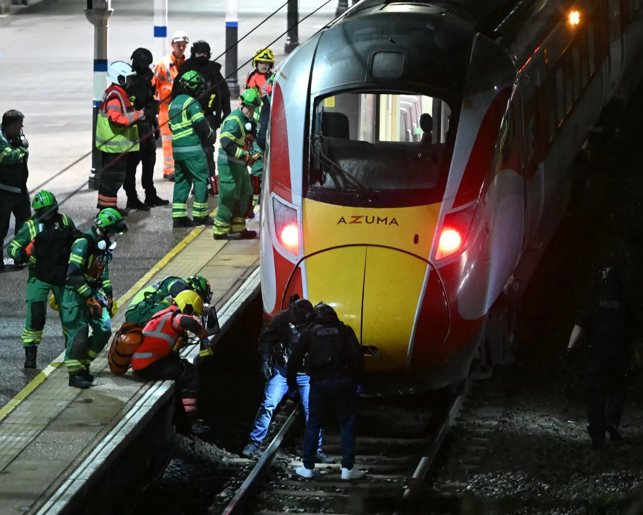 Zece persoane, grav rănite în urma unui atac într-un tren din Anglia