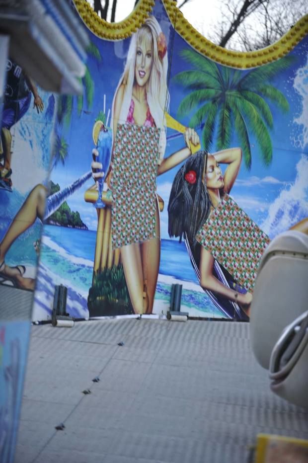 Caruselul erotic din centrul Chișinăului: Fetele din imagini au fost îmbrăcate