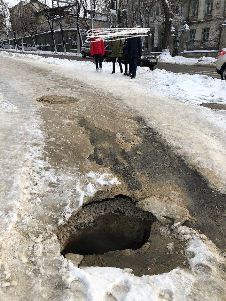 В Кишиневе продолжает проваливаться асфальт