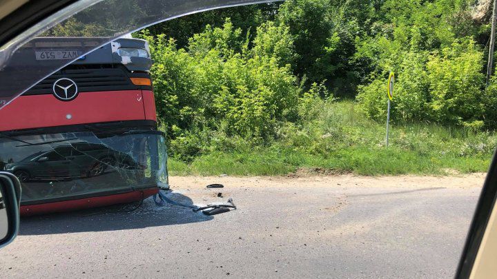 На выезде из Кишинева перевернулся грузовик