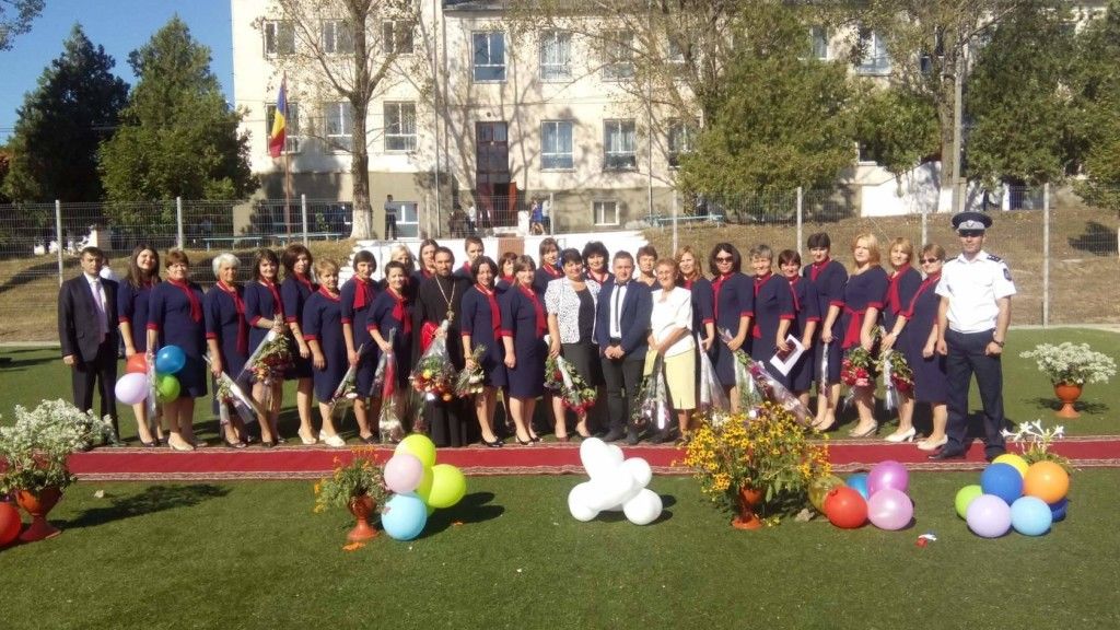 Преподаватели молдавского лицея носят форму