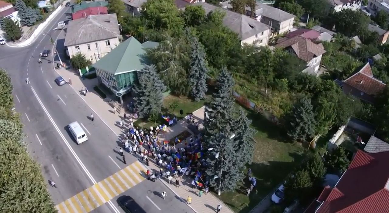 На протесты ЛДПМ, ПДС и «ДА» собрались около 100 человек