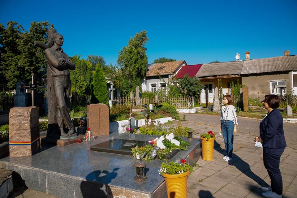 Наталья Гаврилица и Майя Санду возложили цветы к могилам двух поэтов