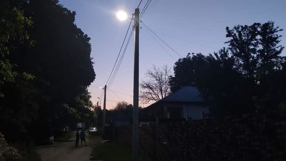 На улице Петриканской появилось современное уличное освещение