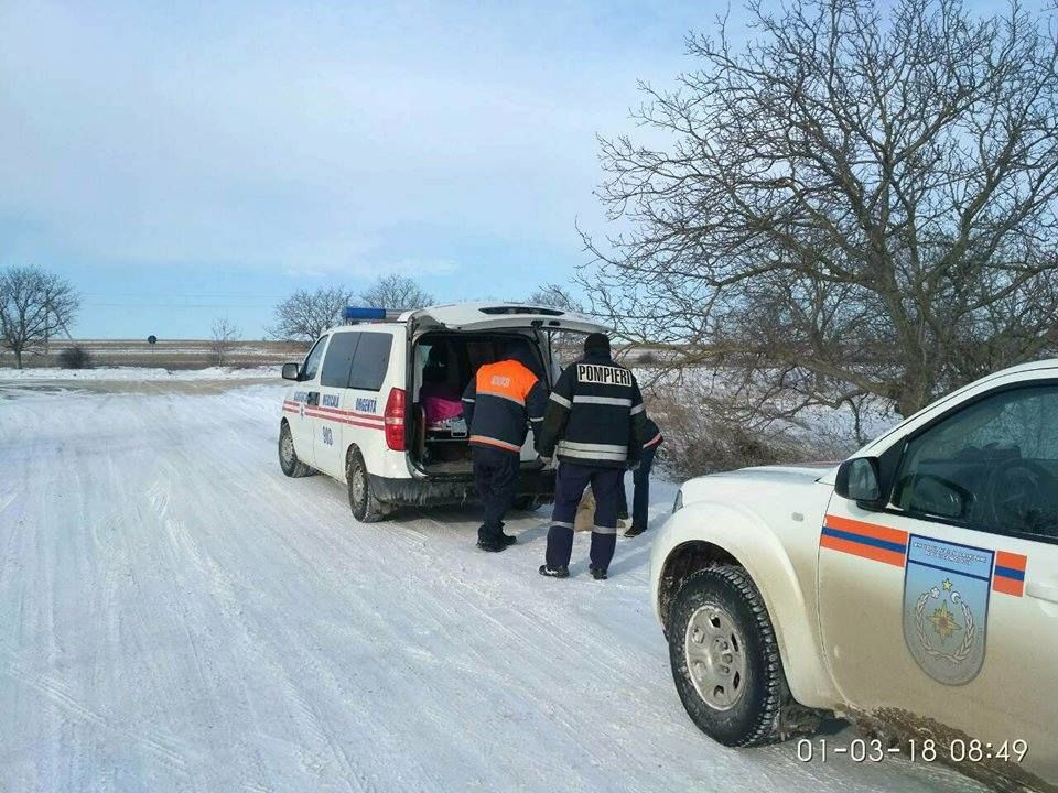 Cod galben de vreme rea: 4 microbuze, scoase din nămeți
