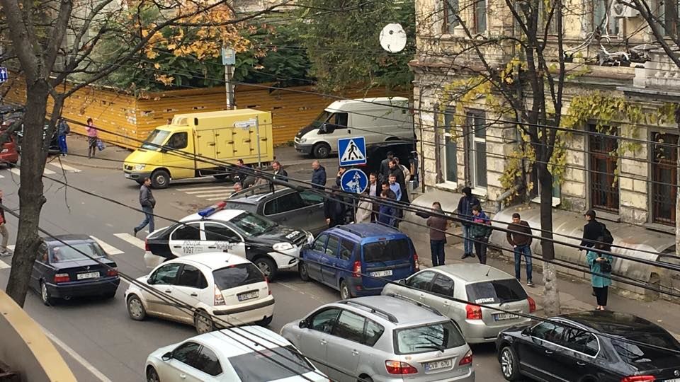 Прибыв на место ДТП, патрульная машина сама попала в аварию
