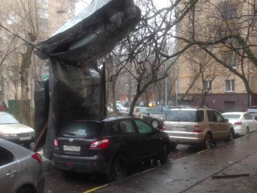 В результате урагана в Москве и Подмосковье погибли люди