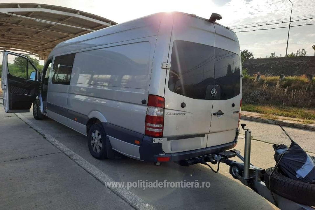 Водитель из РМ хотел пересечь границу по несоответствующим автоправам