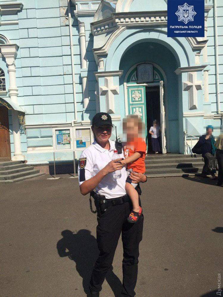 В Одессе двухлетний мальчик один гулял по кладбищу, оставленный пьяной бабушкой