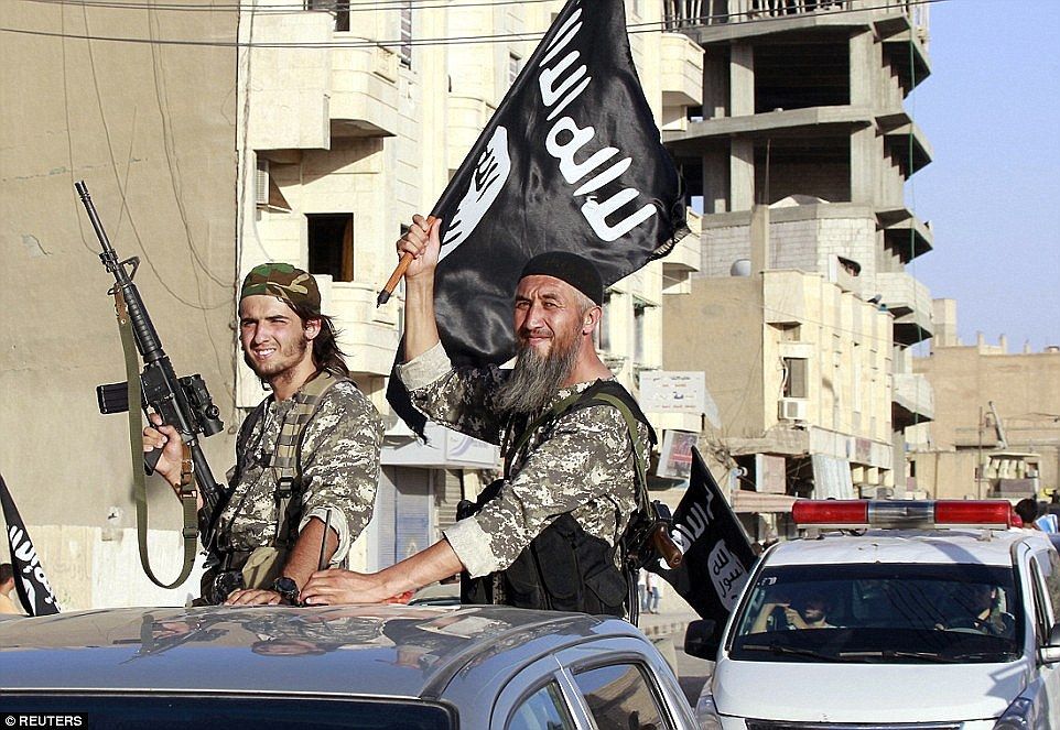 The Daily Mail: Турецкая фабрика заставляет сирийских детей шить форму для боевиков ИГ