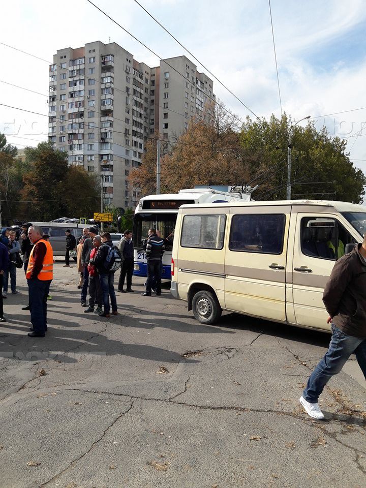 На Скулянке десятки припаркованных машин заблокировали дорогу, но были наказаны