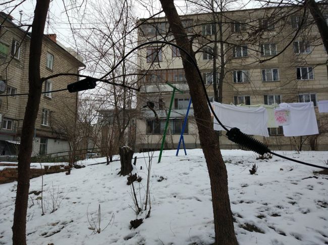 Speriați de un cablu. Locatarii unui bloc din Capitală se plâng că nu pot trece prin curte