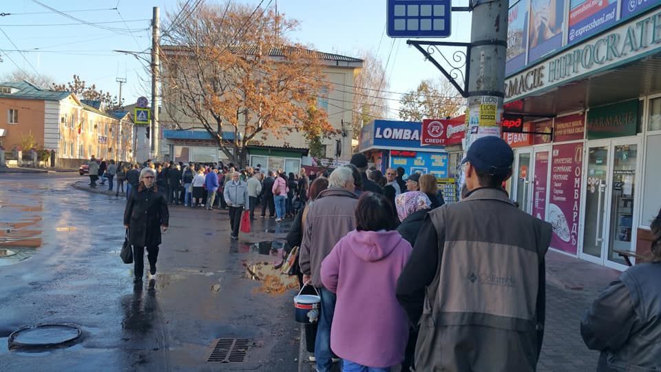 Огромные очереди выстроились в Бельцах за проездными билетами